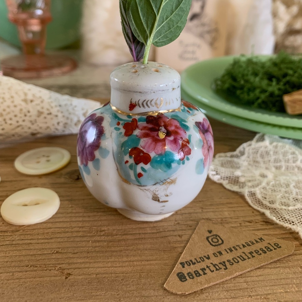 Vintage Porcelain Floral Shaker 🌸 Unique Home Decor / Gift / Antique / Nature - Picture 4 of 9